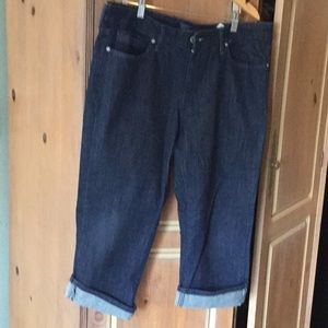Levi Capris Size 14